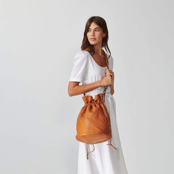 Madewell The Transport Bucket Bag in Soft Mahogany - Size One S